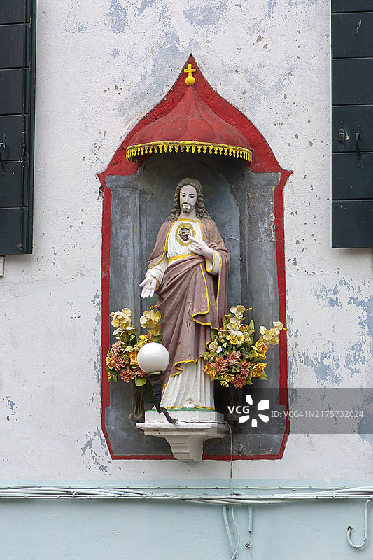 布拉诺房屋上的基督像，意大利威尼托图片素材