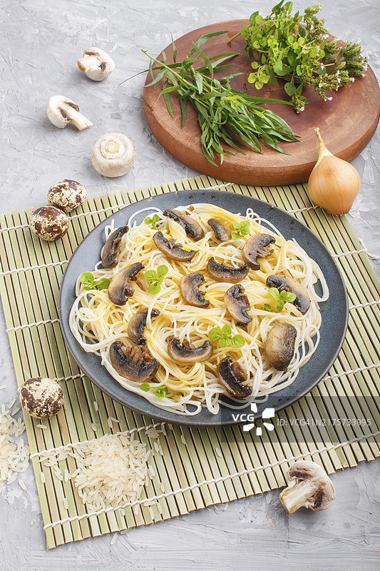 口蘑鸡蛋酱米粉图片素材