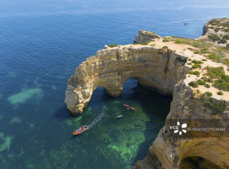 海岸上的天然拱形结构，阿尔加维海岸葡萄牙玛丽娜海滩图片素材