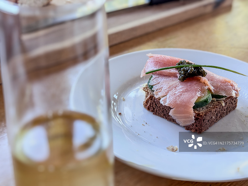 烟熏三文鱼配鱼子酱和装饰图片素材