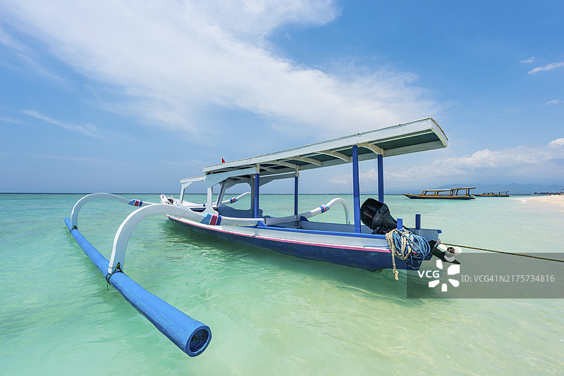 印度尼西亚吉利艾尔岛的传统旧渔船、海滩和碧蓝大海风光图片素材