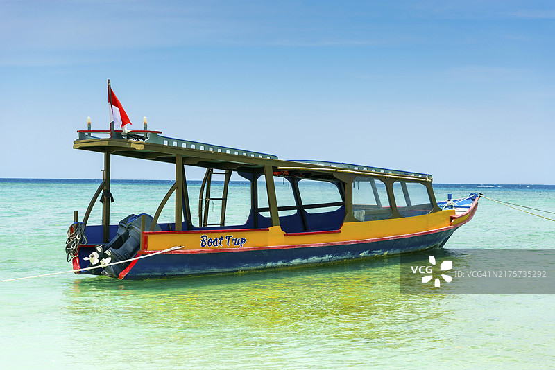 吉利群岛的传统观光船：海洋、海岛风光图片素材
