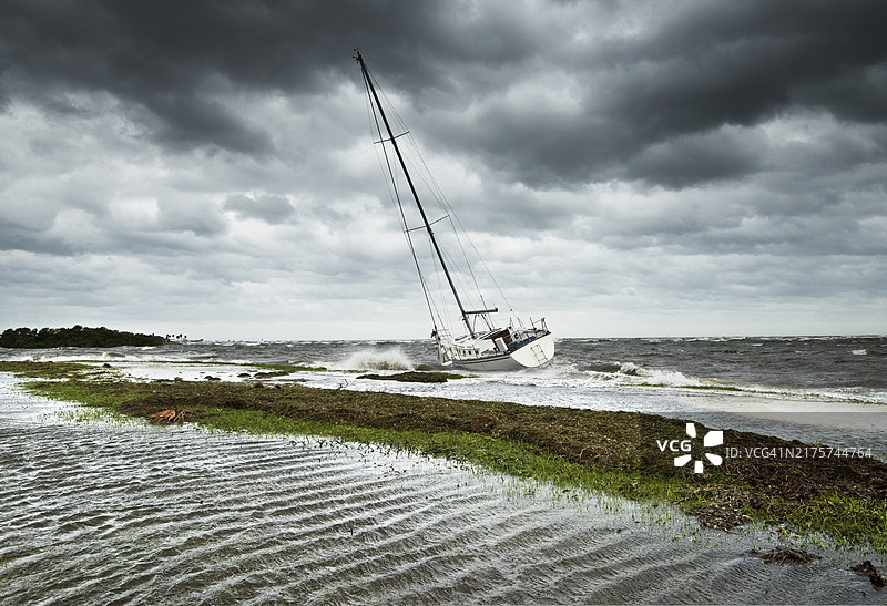 飓风将坦帕湾一艘废弃帆船吹向岸边（飓风海伦）图片素材