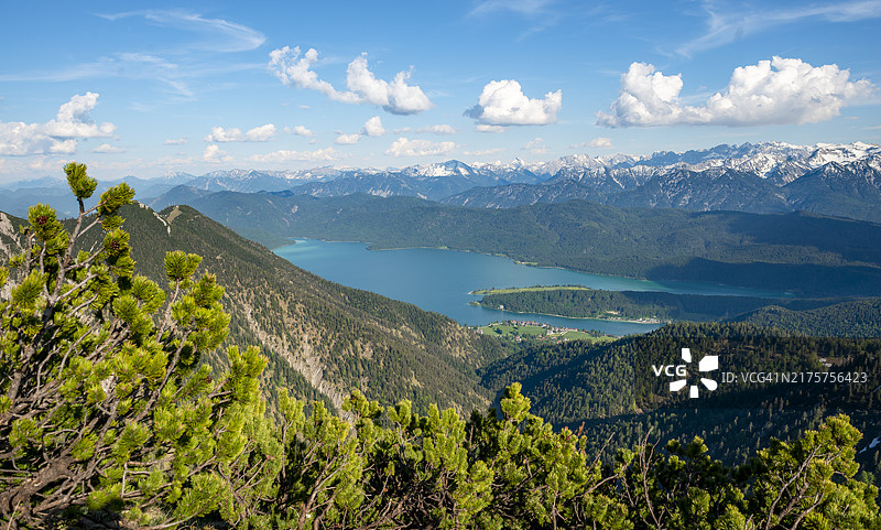 瓦chen湖和卡文德尔山脉的山景，黑尔佐格斯丹Heimgarten山脊步道，上巴伐利亚，巴伐利亚，德国，欧洲图片素材