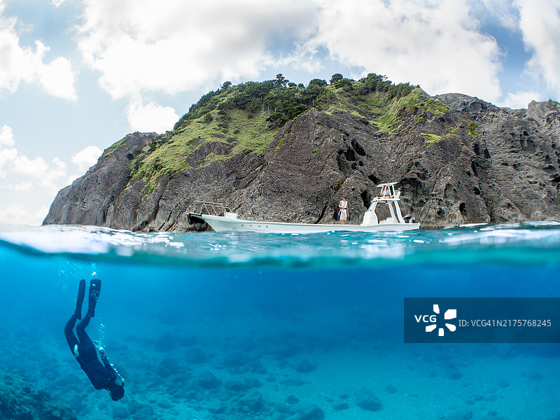 在日本静冈县南伊豆中木的入ri滨海滩上的渔船图片素材