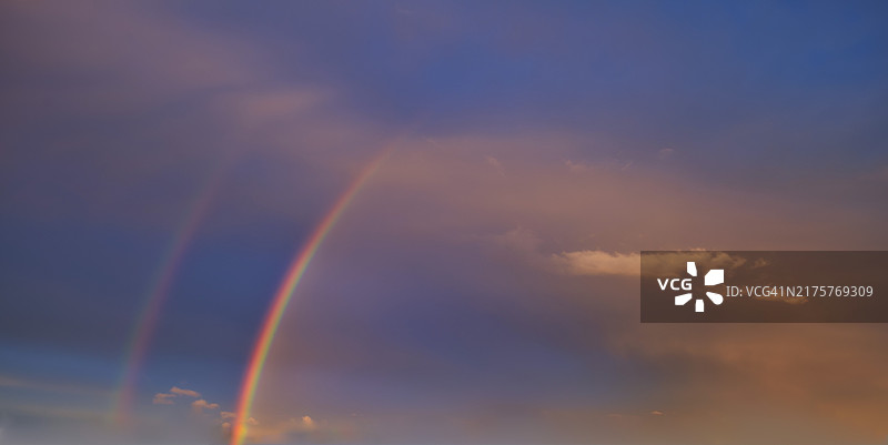大气层天空中的双彩虹与卷积云图片素材