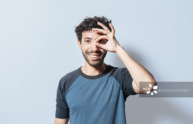 做出OK手势的友善男人图片素材