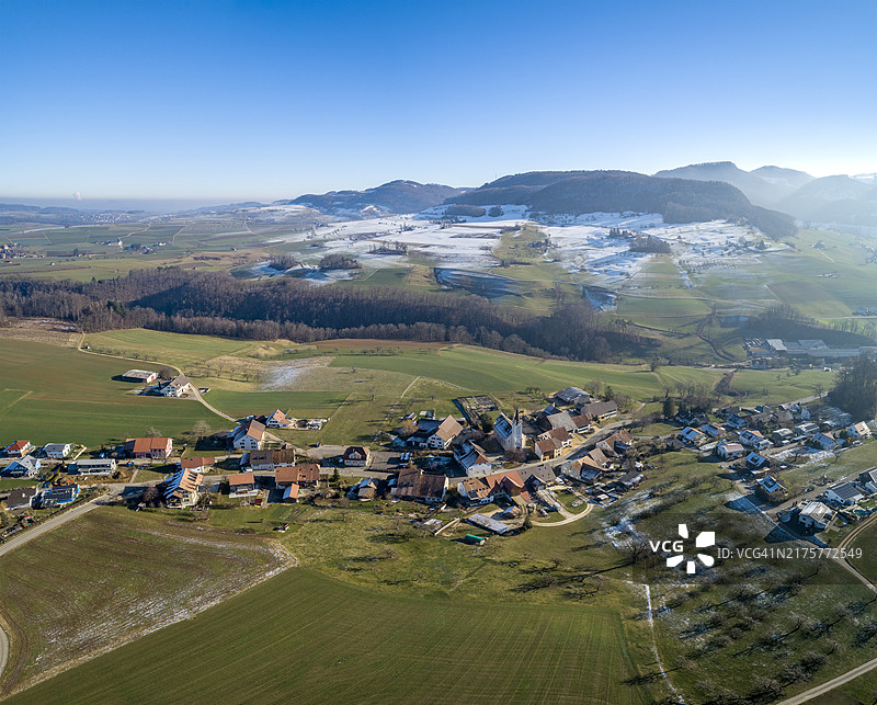 瑞士基尔希贝格村航拍景色图片素材