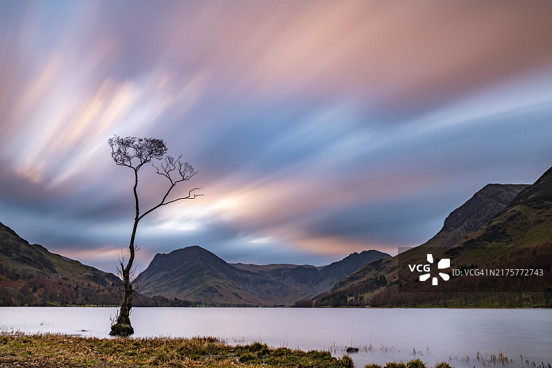 蓝色时分巴特米尔湖的树木，约克郡谷地国家公园，英格兰中部，英国图片素材