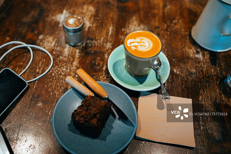 下午茶：巧克力蛋糕和拿铁咖啡图片素材