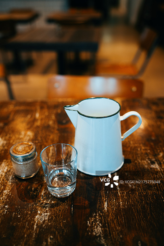 桌上的一杯水和一个白色水壶图片素材