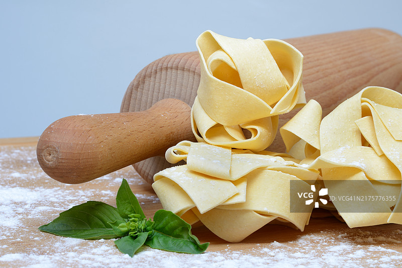 意式宽面与面团卷图片素材