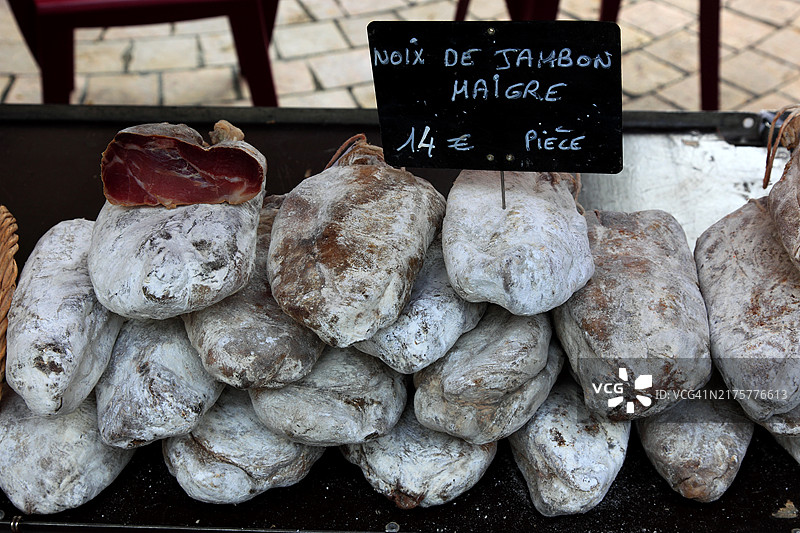 坚果火腿：法国南部奥克西塔尼大区Souillac市场上的火腿促销图片素材