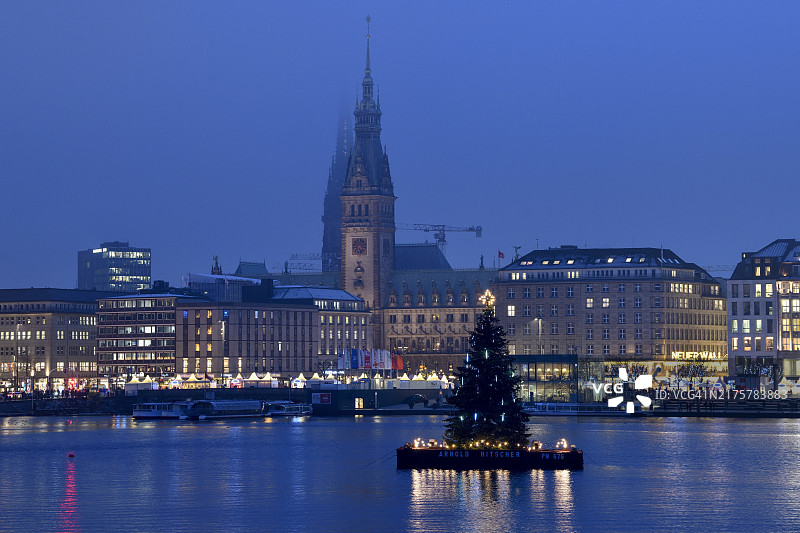 德国汉堡少女堤内阿尔斯特湖上的圣诞树图片素材
