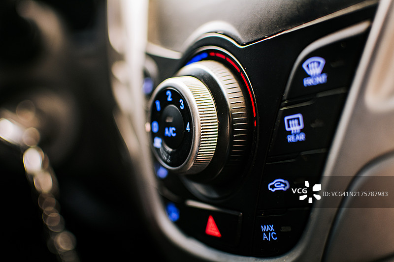 汽车空调控制面板侧视图，汽车空调旋钮，汽车空调开关面板特写图片素材