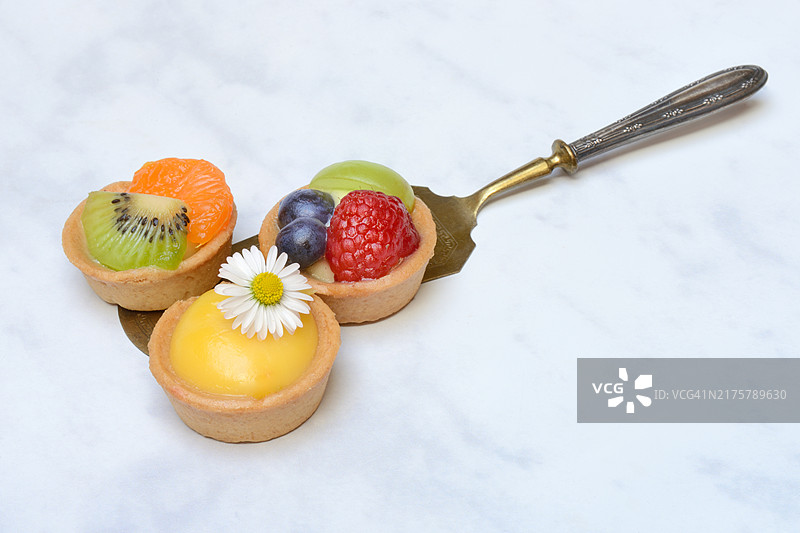 蛋糕铲上的水果馅饼图片素材