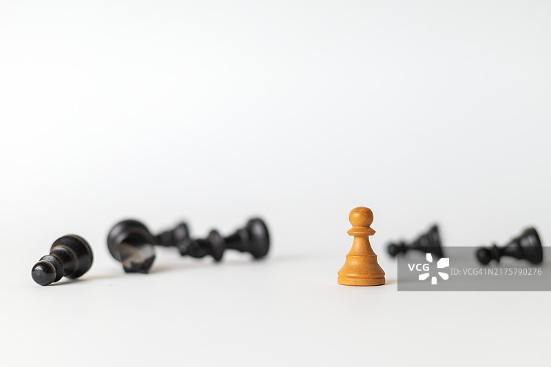 白色背景上的国际象棋棋子图片素材