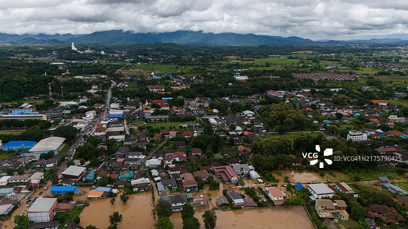 台风“雅吉”过境后清莱府湄公河流域洪水鸟瞰图片素材