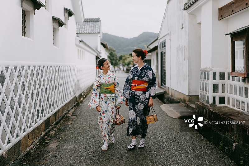 身穿浴衣的母女在日本萩市古镇漫步图片素材