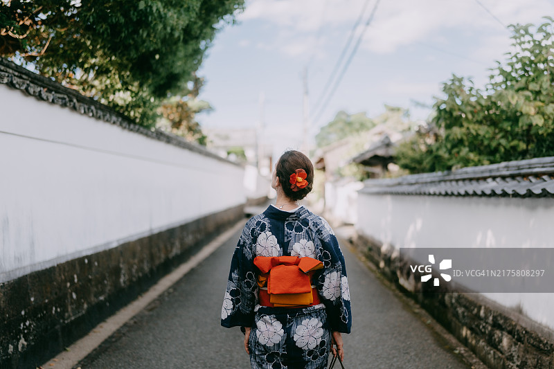 身穿浴衣的女人，在日本萩市古镇图片素材