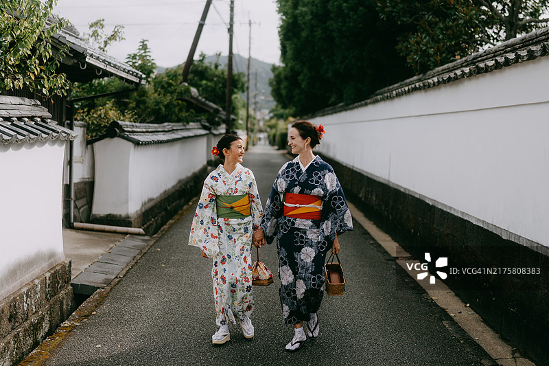 身穿浴衣的母女在日本萩市的小京都图片素材