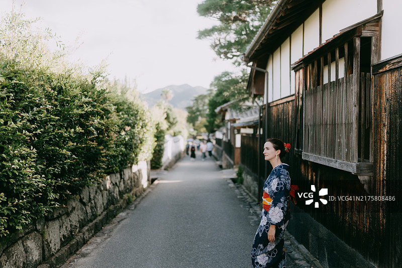 穿着浴衣（和服）的女人，在日本萩市老城区图片素材