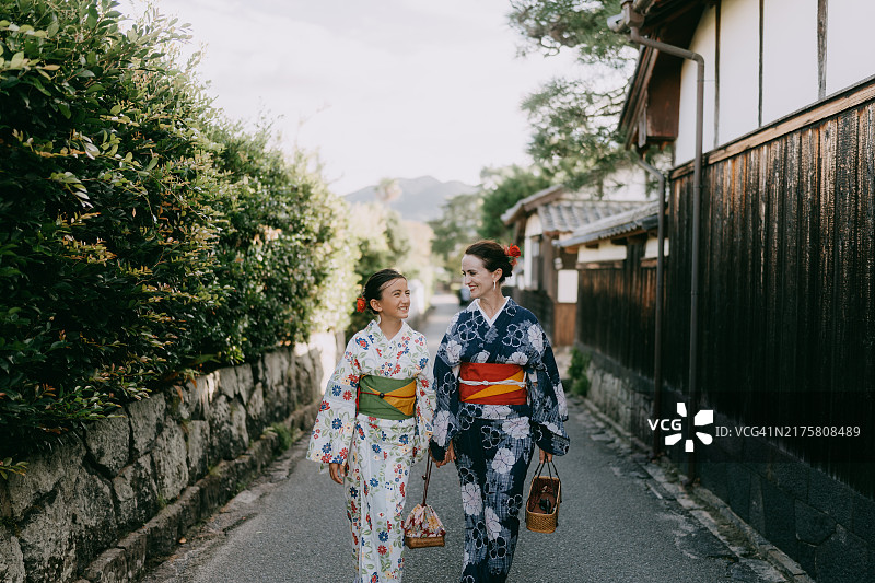 母亲和女儿身穿和服（浴衣）漫步于日本萩市古镇图片素材