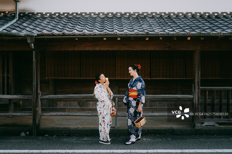 母女身穿和服（浴衣）在日本萩市古镇图片素材