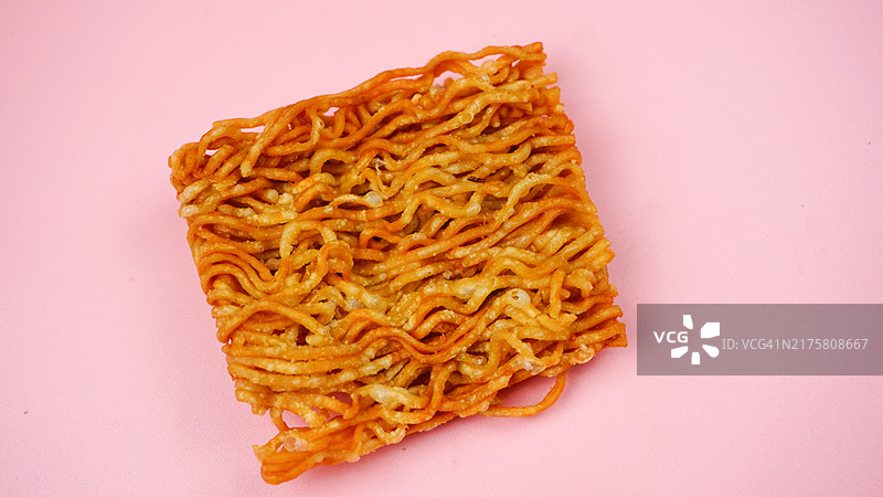 粉色背景脆皮面条小吃图片素材