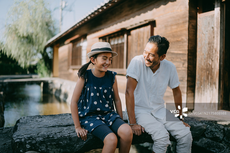 父亲和年轻女儿在古老的日本小镇与运河旁图片素材