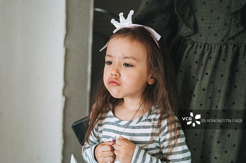 在家生气的可爱小女孩图片素材