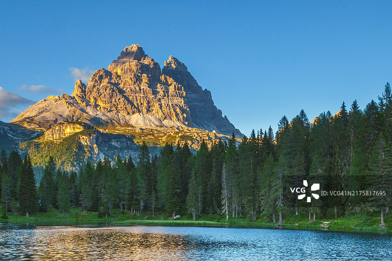 安托尔诺湖的宁静：欧洲阿尔卑斯山翠绿荒野中的静谧湖光山色图片素材