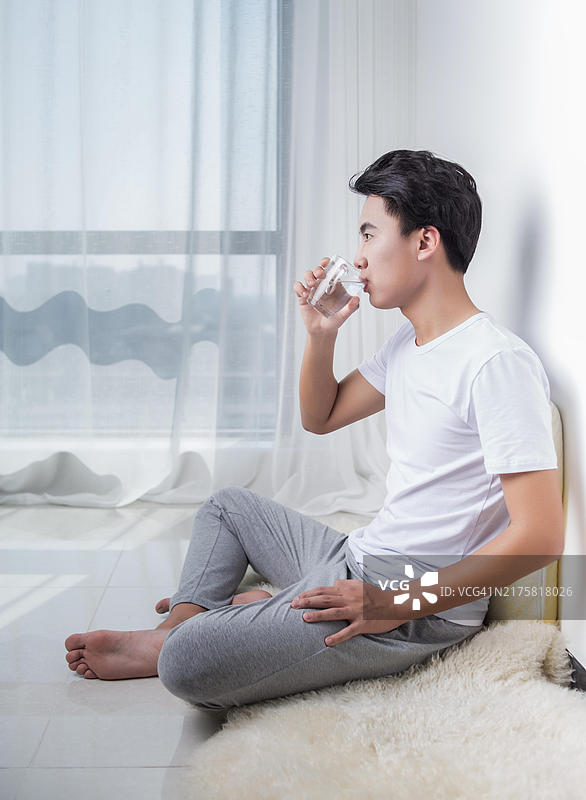 亚洲男子喝一杯水图片素材