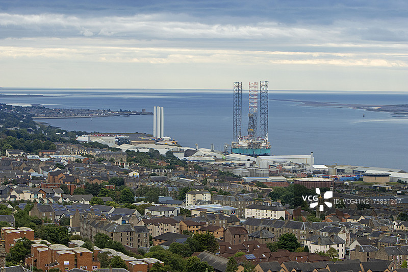 带有石油钻井平台的邓迪鸟瞰图片素材