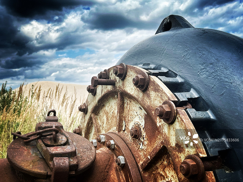 暴风雨天气下生锈的工业机器特写图片素材