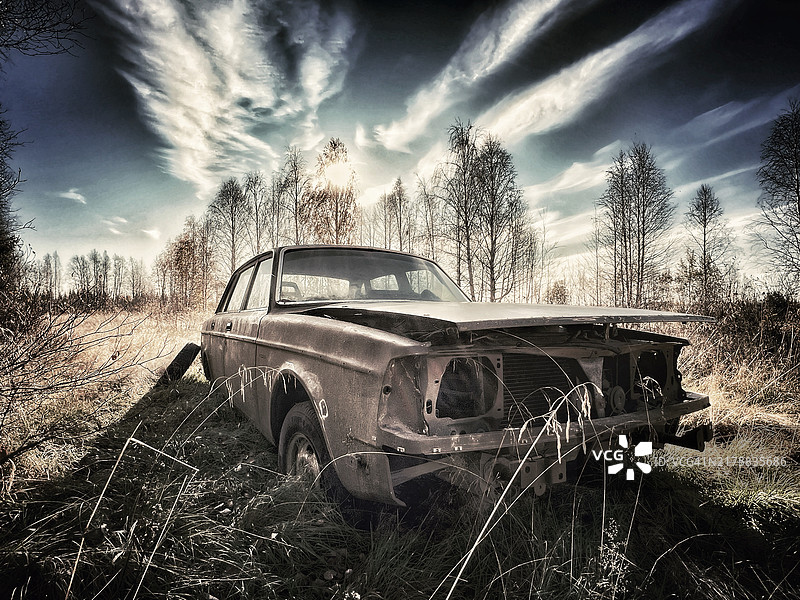 自然环境中被植被覆盖的废弃旧车图片素材