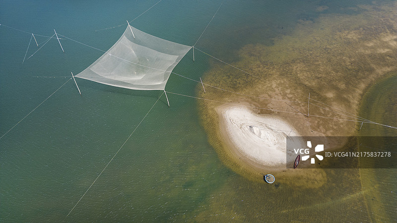 越南中部河流中的美丽渔网图片素材