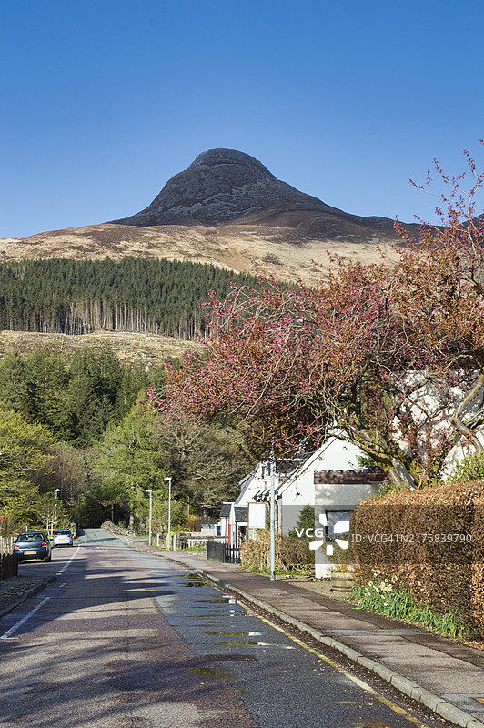 格伦科村：主街北望，后方是格伦科山的“帕普峰”图片素材
