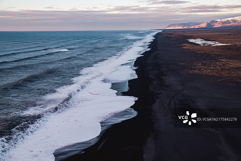 黑沙滩海岸线顶视图图片素材