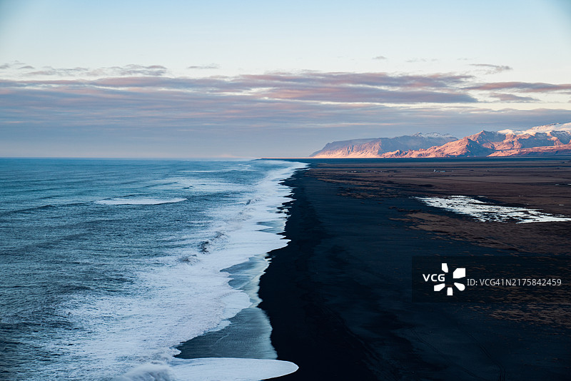 黑沙滩与大海的交汇点图片素材