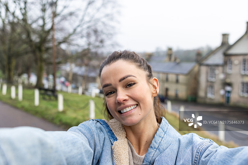 快乐的女人自拍图片素材