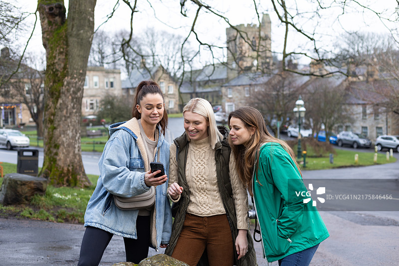 与朋友们探索新地方图片素材