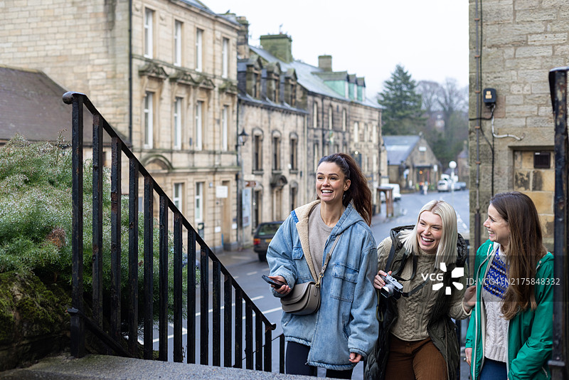 三个朋友一起探索历史古镇图片素材