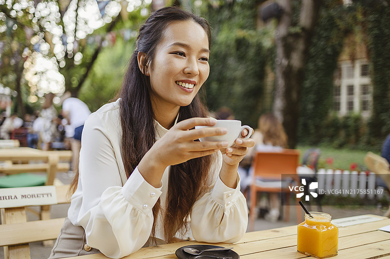 她最喜欢的咖啡店图片素材