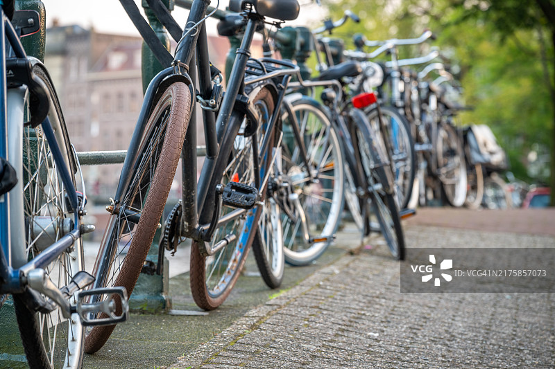 一排停放的自行车图片素材