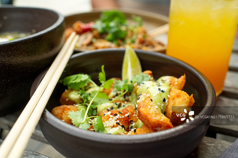 咖啡馆里的天妇罗虾和新加坡炒面图片素材