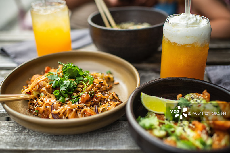 咖啡馆内的面食、天妇罗与饮品图片素材