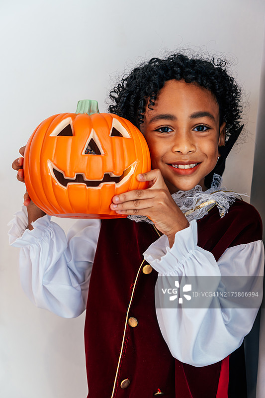 微笑的万圣节儿童图片素材