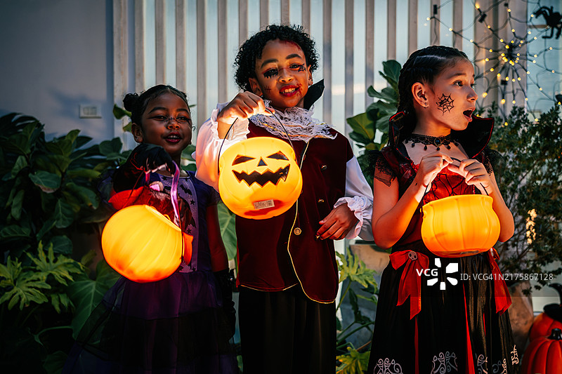 万圣节装扮儿童要糖果图片素材