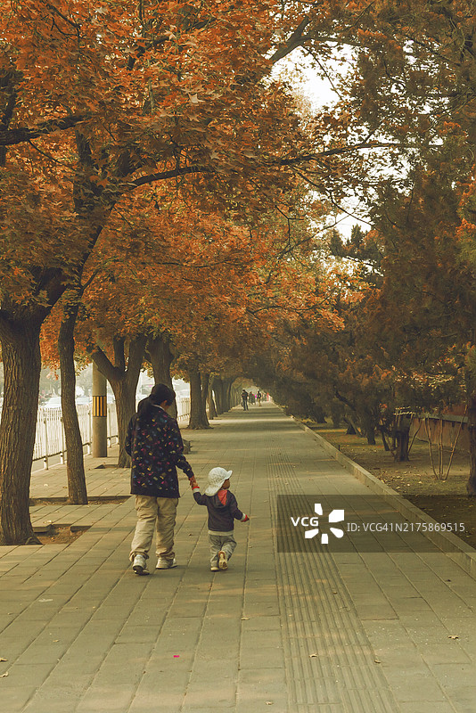 中国北京秋季街头散步的当地母子图片素材